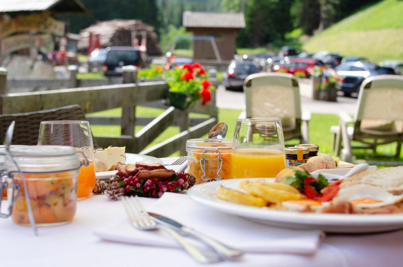 Hotel Valacia Pozza di Fassa Luaran gambar