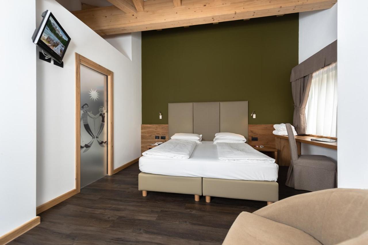 Hotel Valacia Pozza di Fassa Luaran gambar