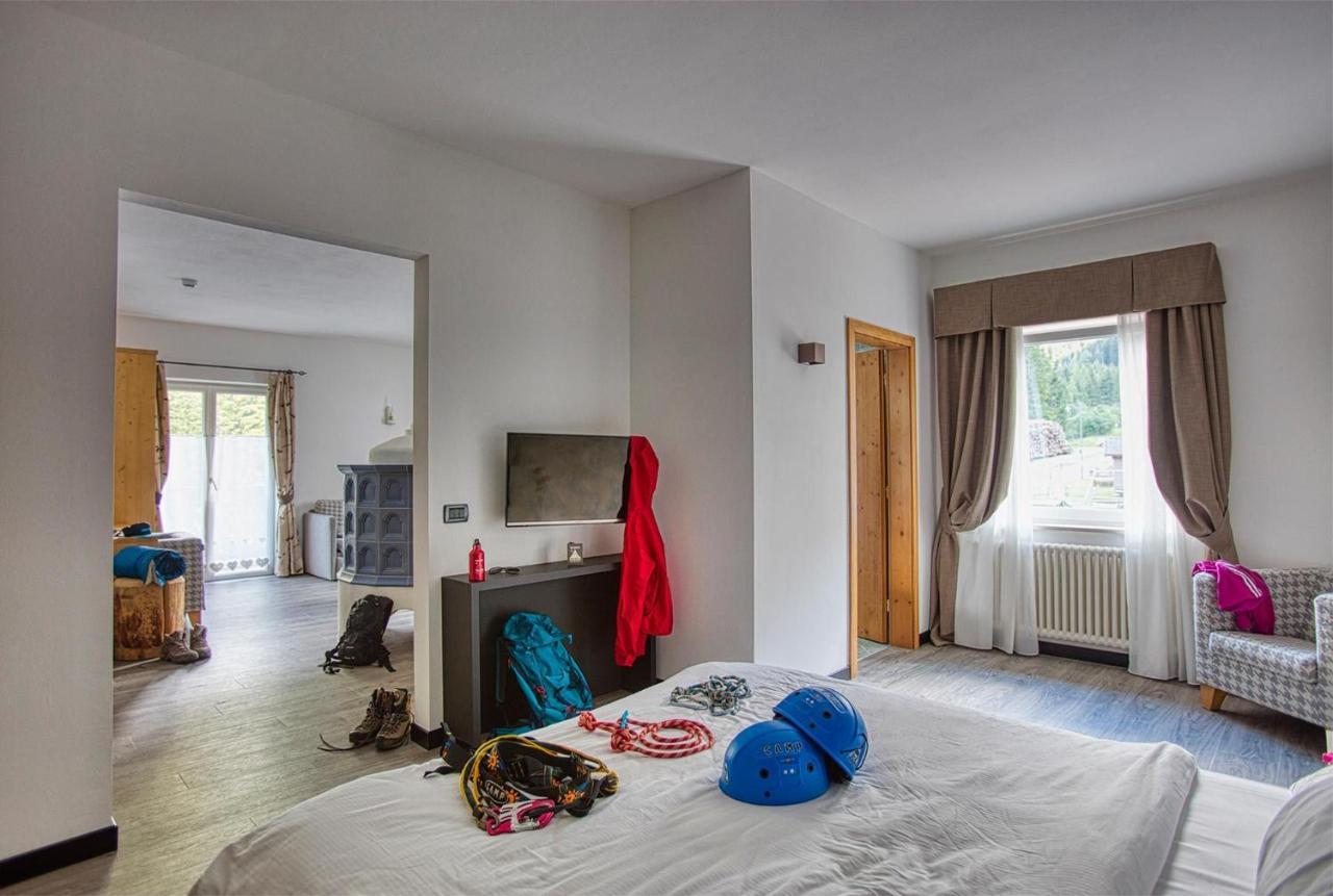 Hotel Valacia Pozza di Fassa Luaran gambar