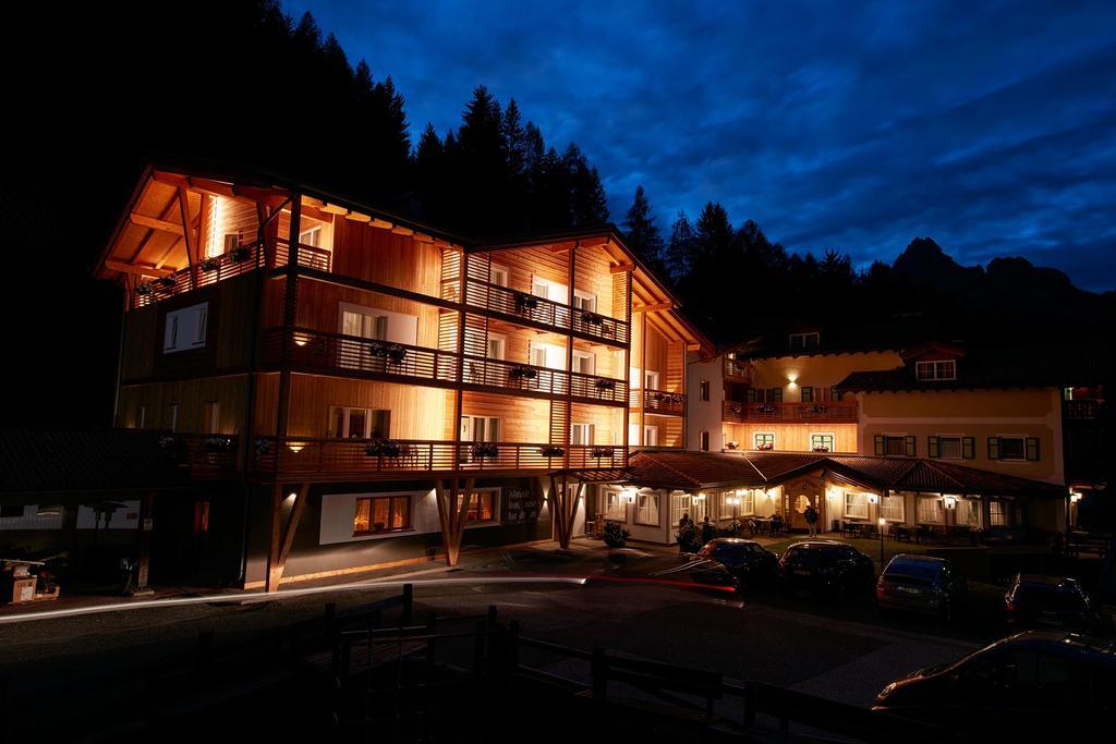 Hotel Valacia Pozza di Fassa Luaran gambar