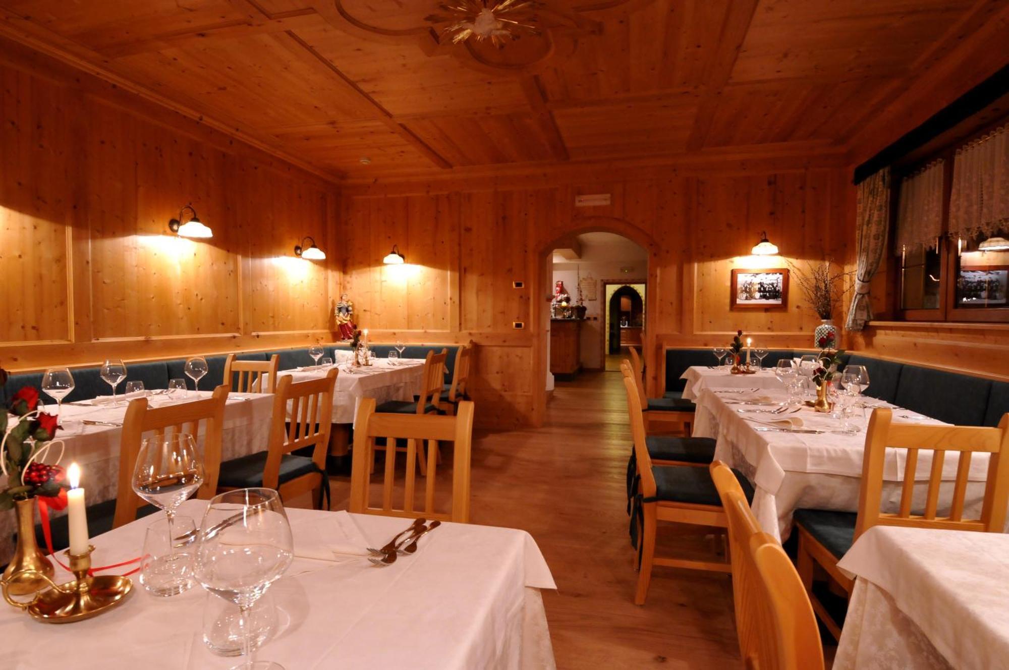 Hotel Valacia Pozza di Fassa Luaran gambar