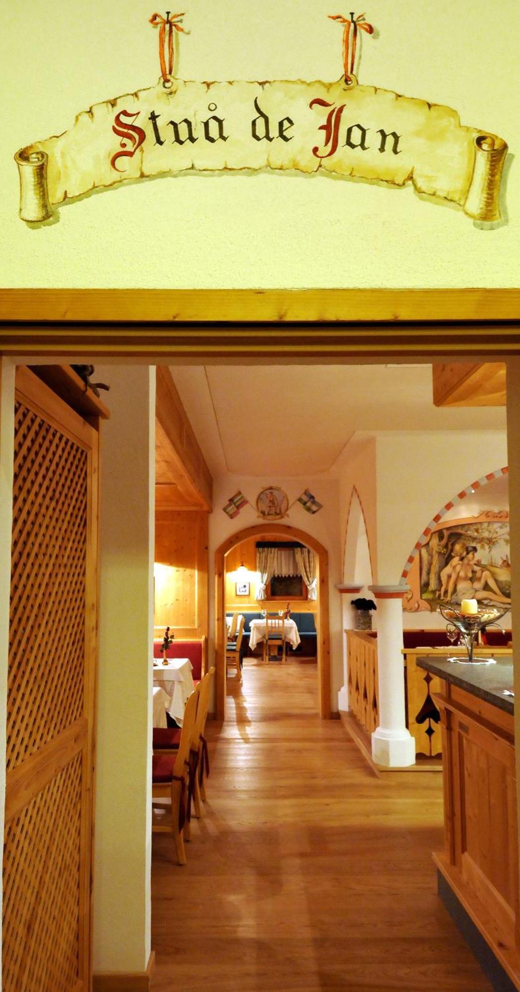 Hotel Valacia Pozza di Fassa Luaran gambar
