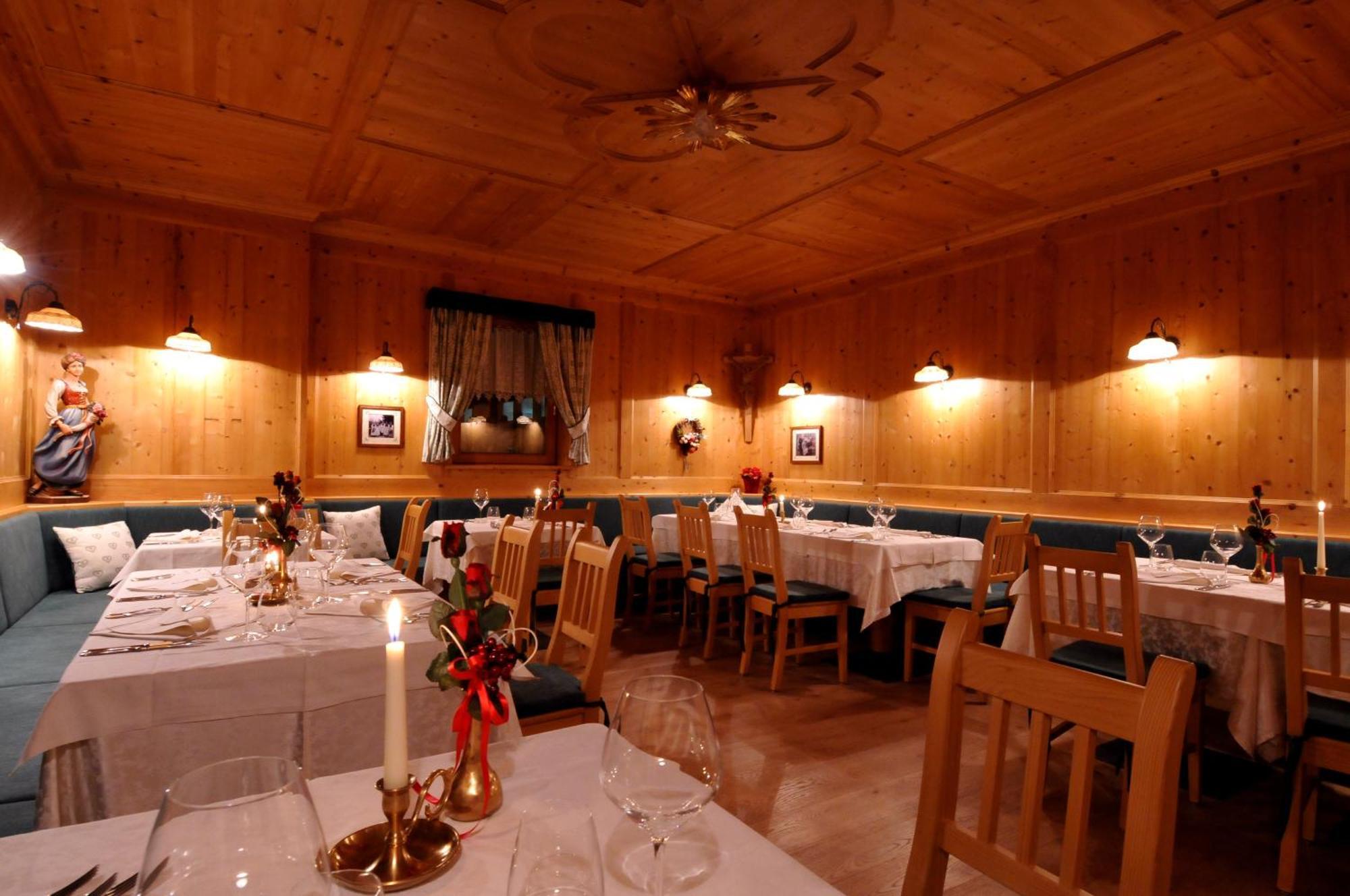 Hotel Valacia Pozza di Fassa Luaran gambar