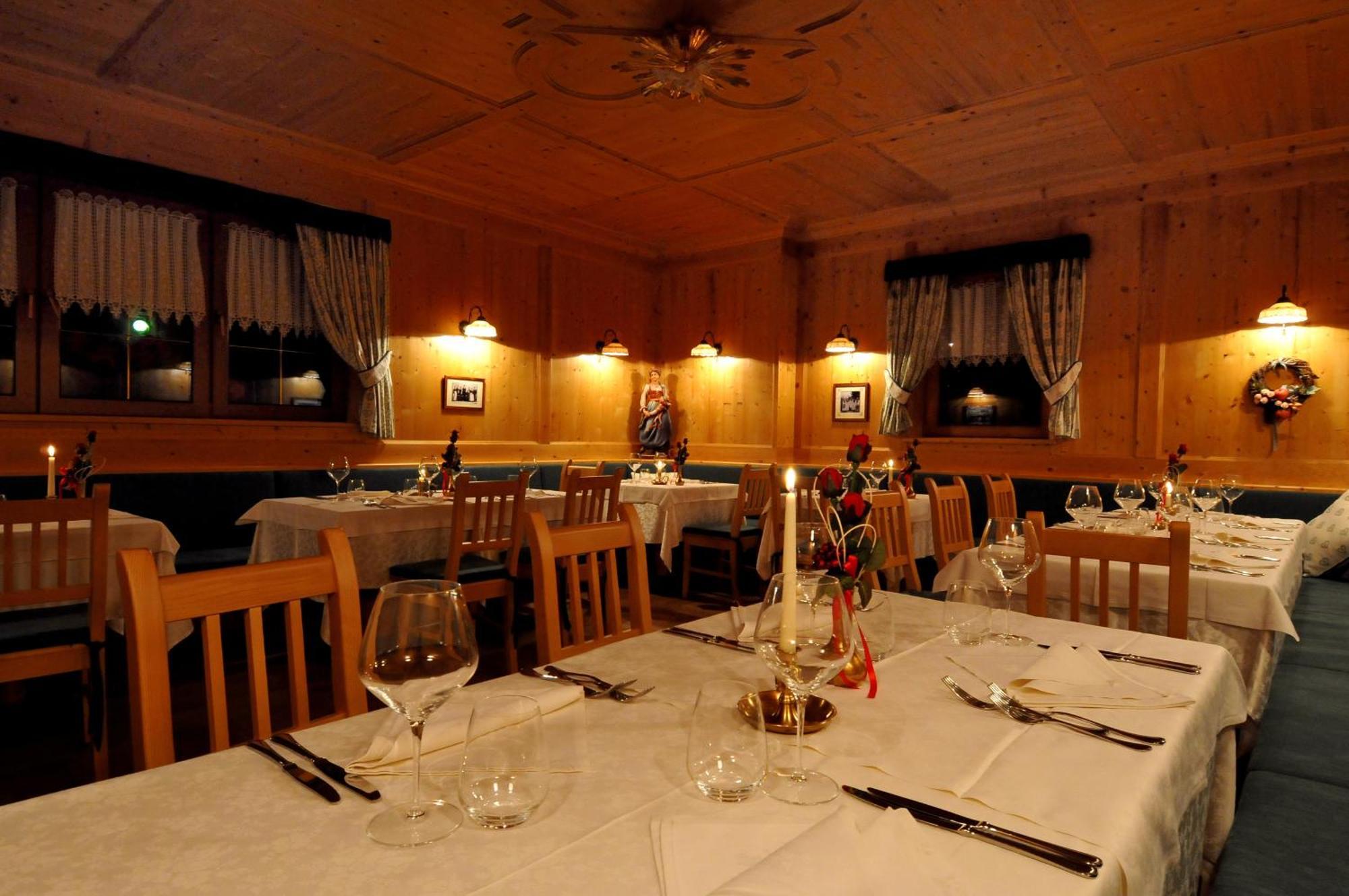 Hotel Valacia Pozza di Fassa Luaran gambar