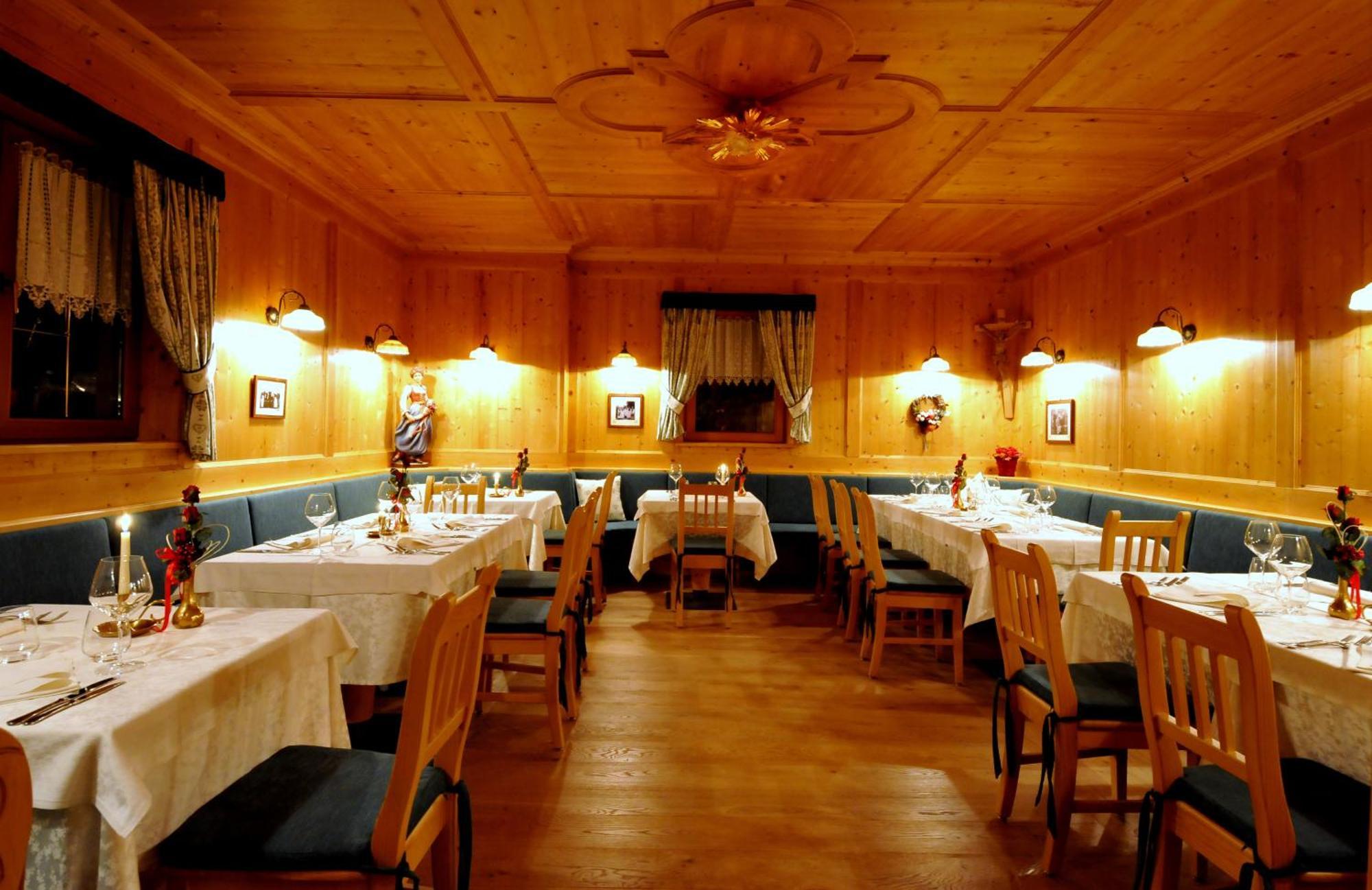 Hotel Valacia Pozza di Fassa Luaran gambar