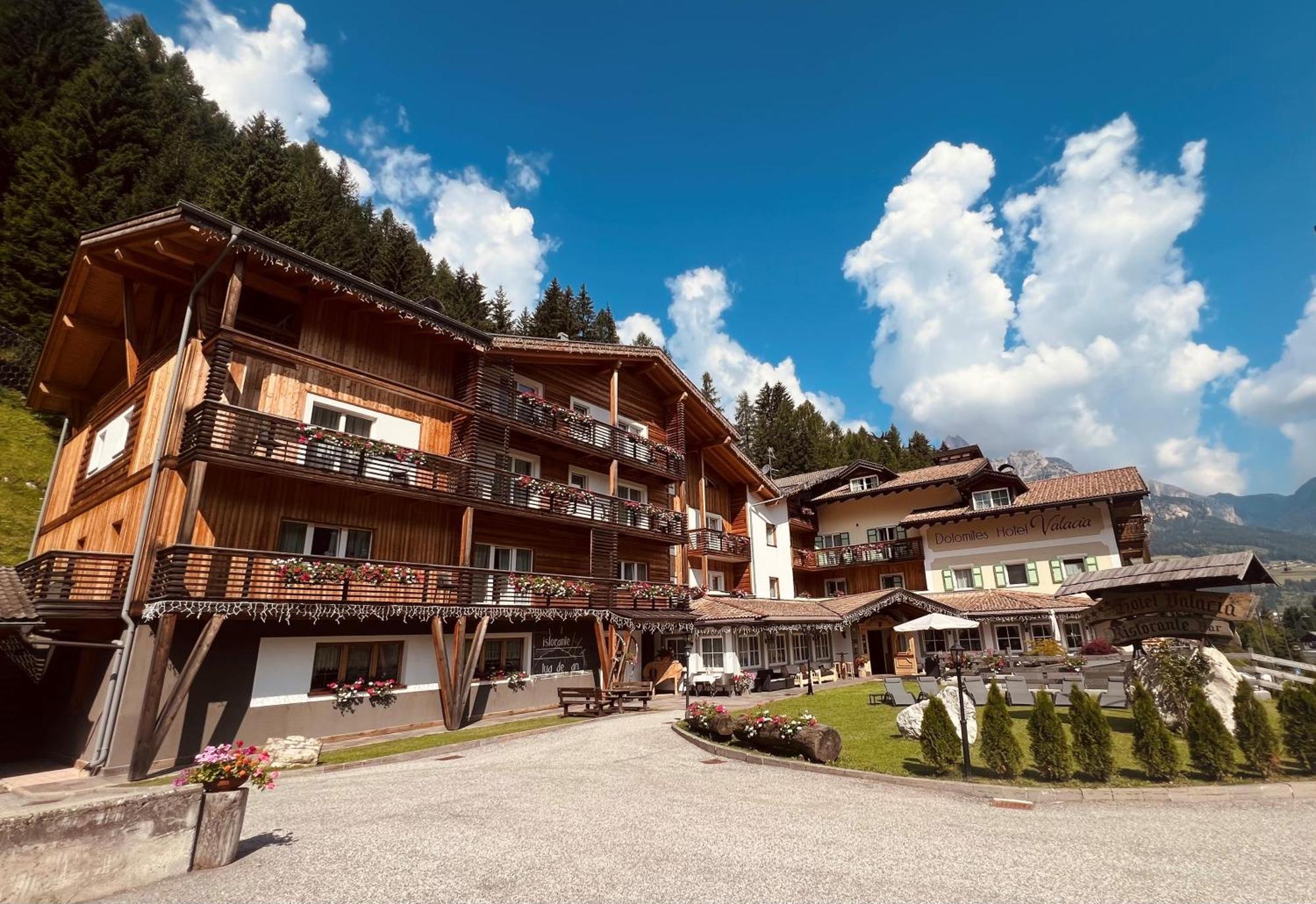 Hotel Valacia Pozza di Fassa Luaran gambar