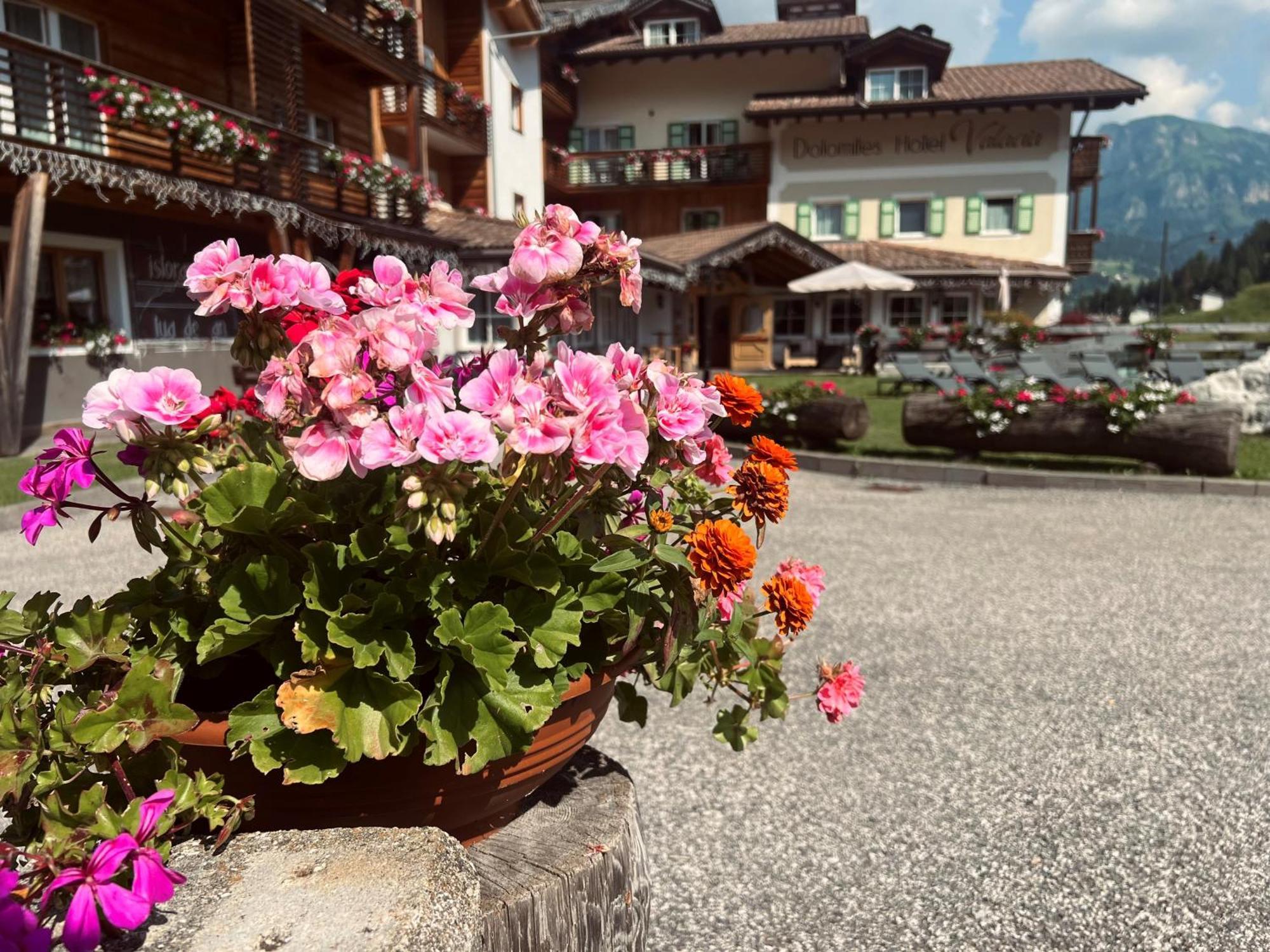 Hotel Valacia Pozza di Fassa Luaran gambar