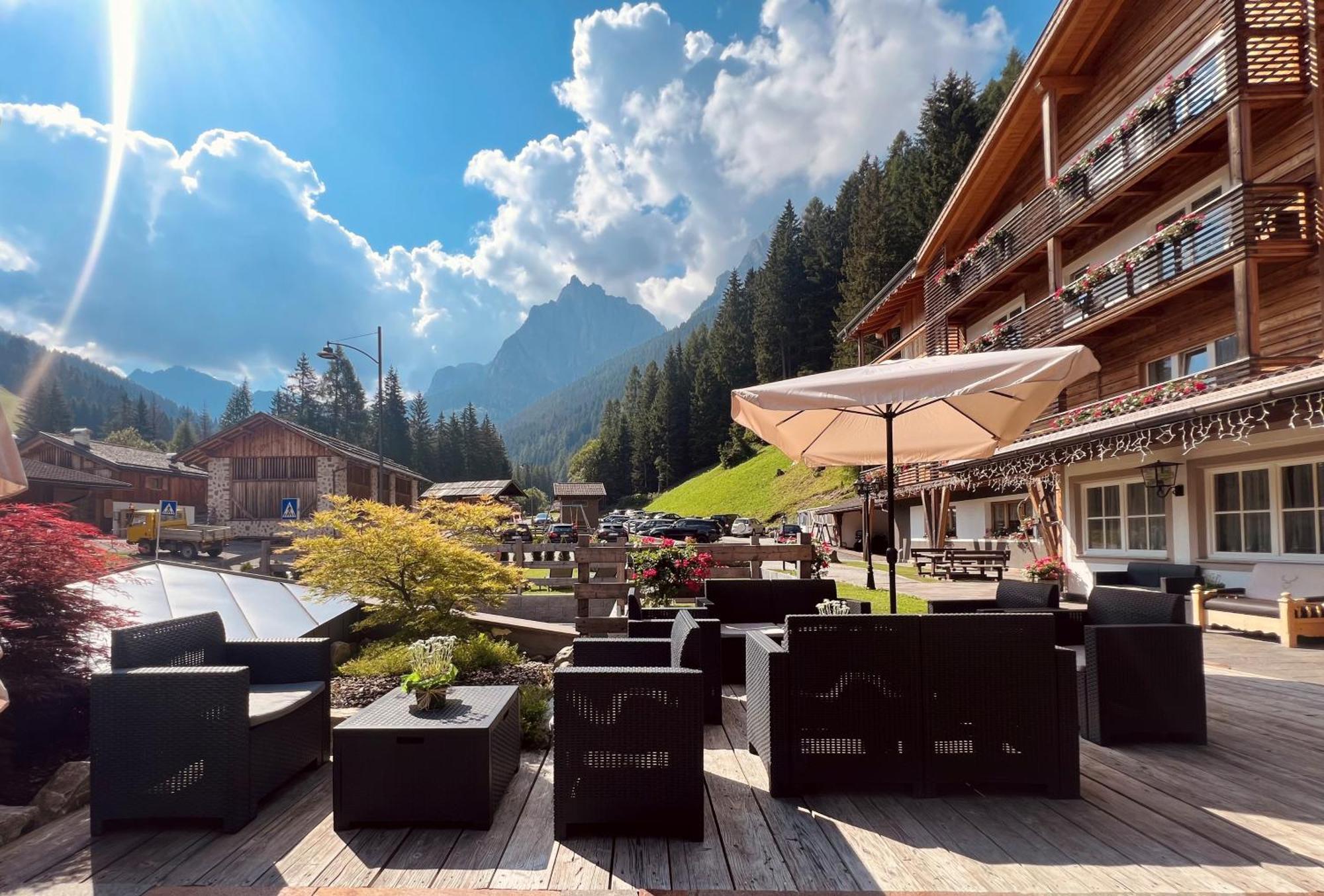 Hotel Valacia Pozza di Fassa Luaran gambar