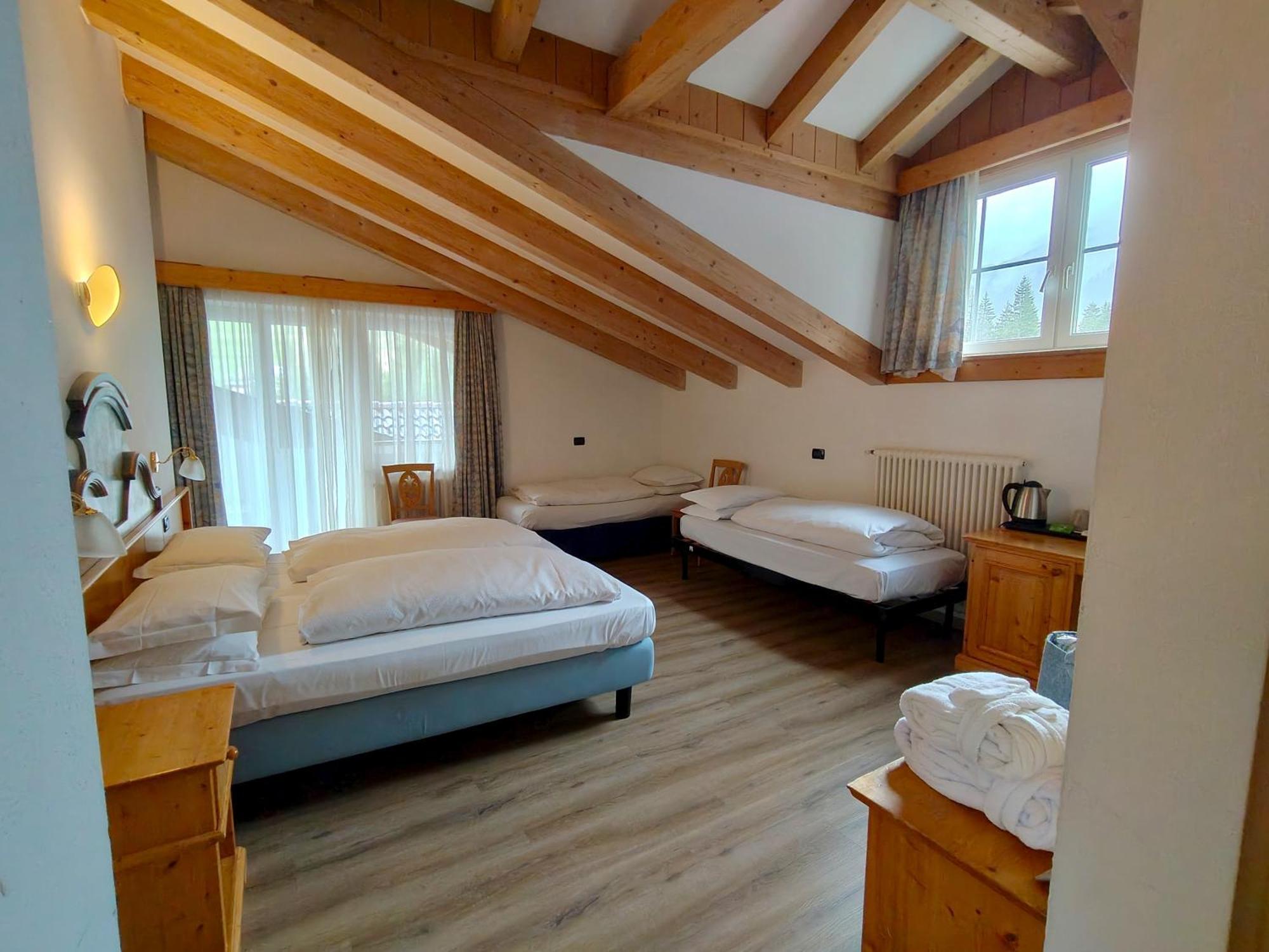 Hotel Valacia Pozza di Fassa Luaran gambar