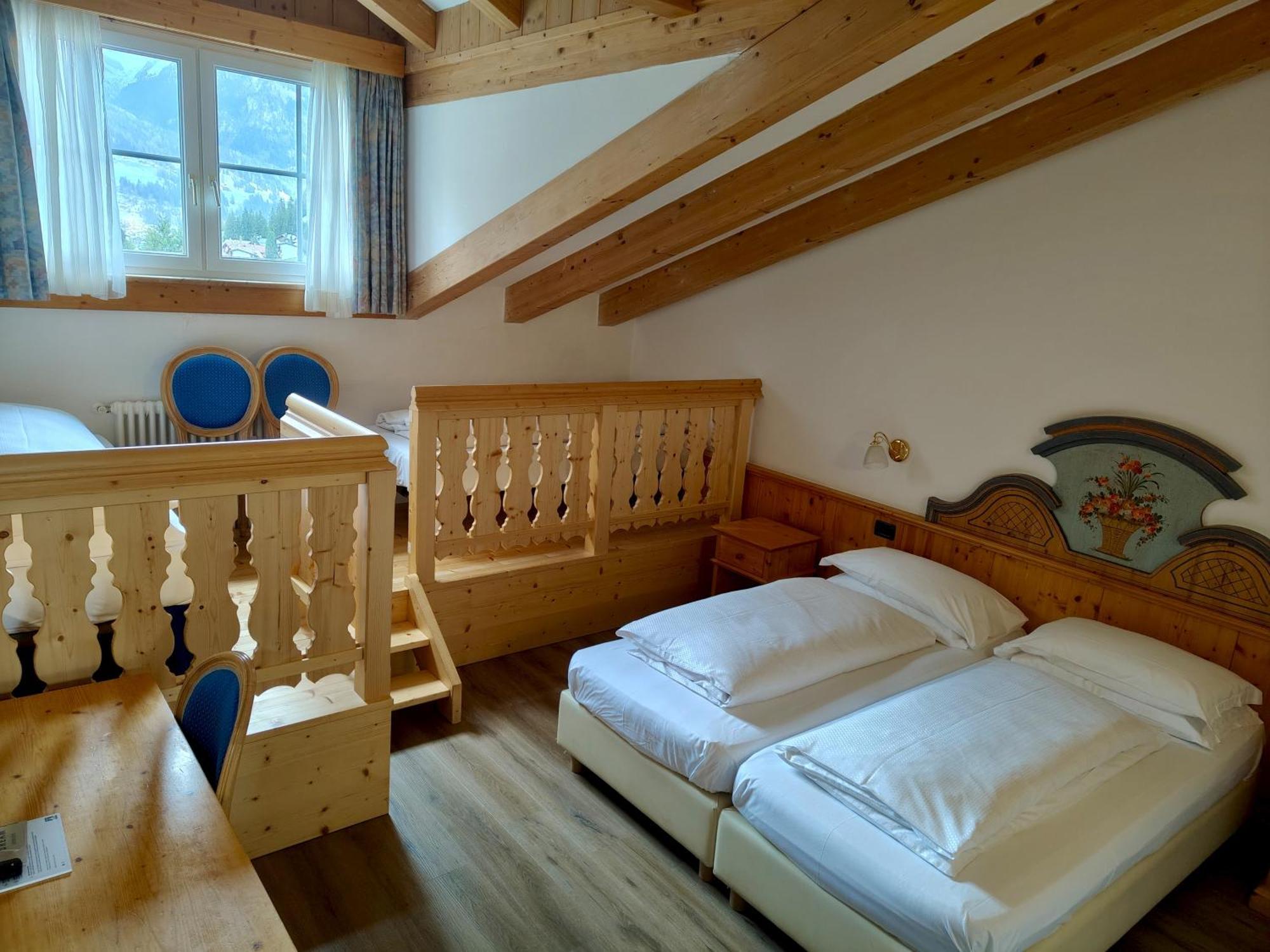 Hotel Valacia Pozza di Fassa Luaran gambar