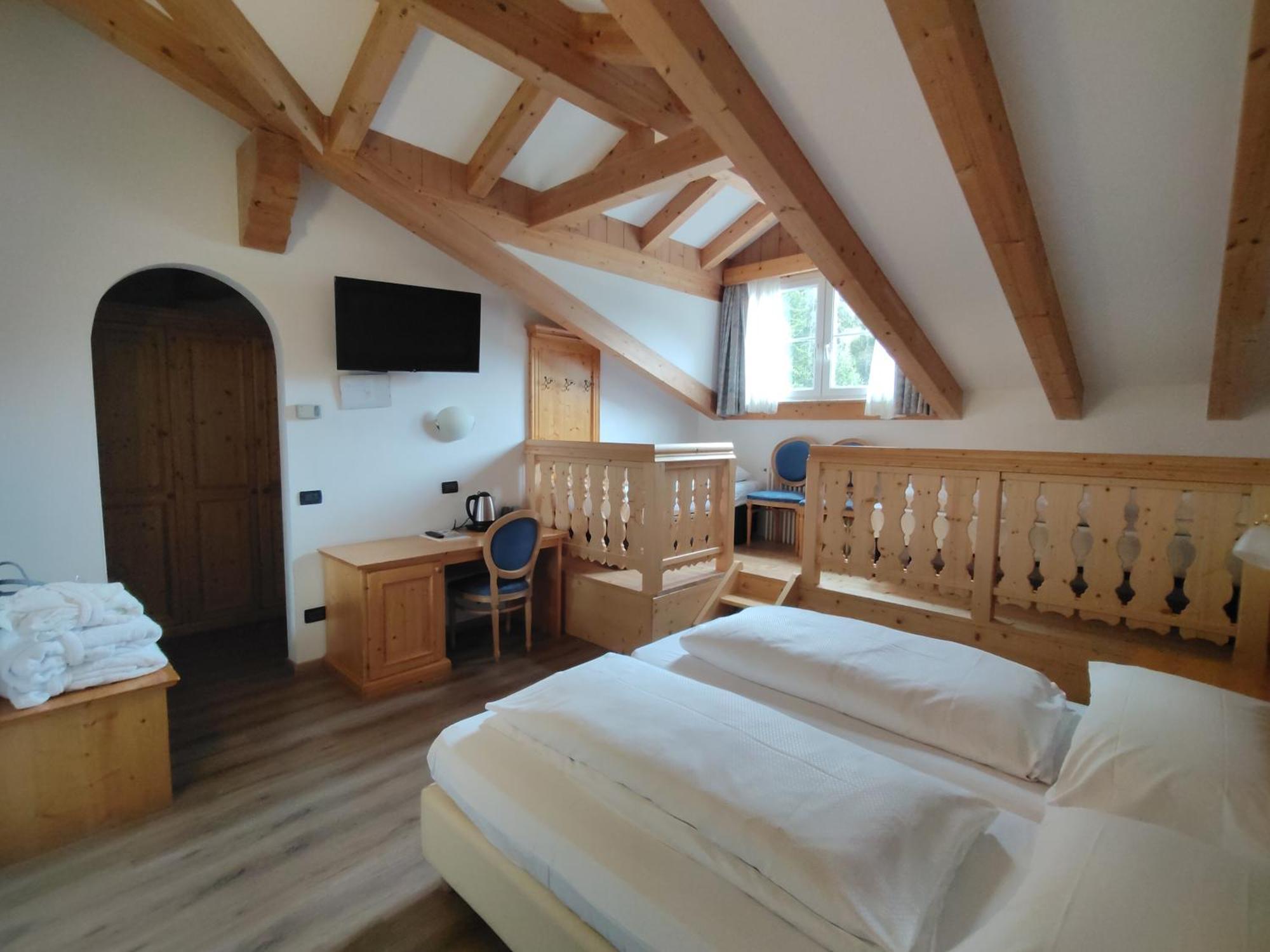 Hotel Valacia Pozza di Fassa Luaran gambar