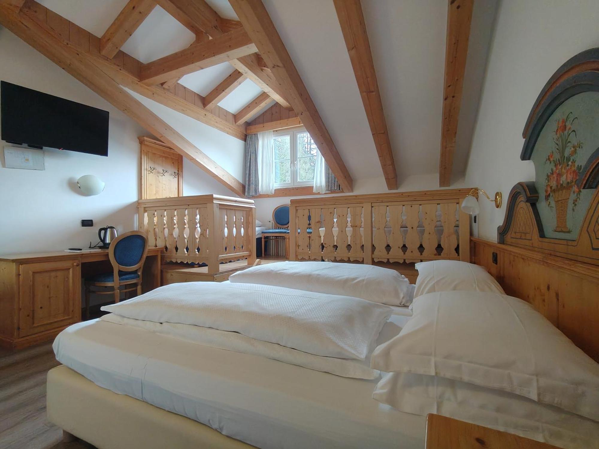 Hotel Valacia Pozza di Fassa Luaran gambar