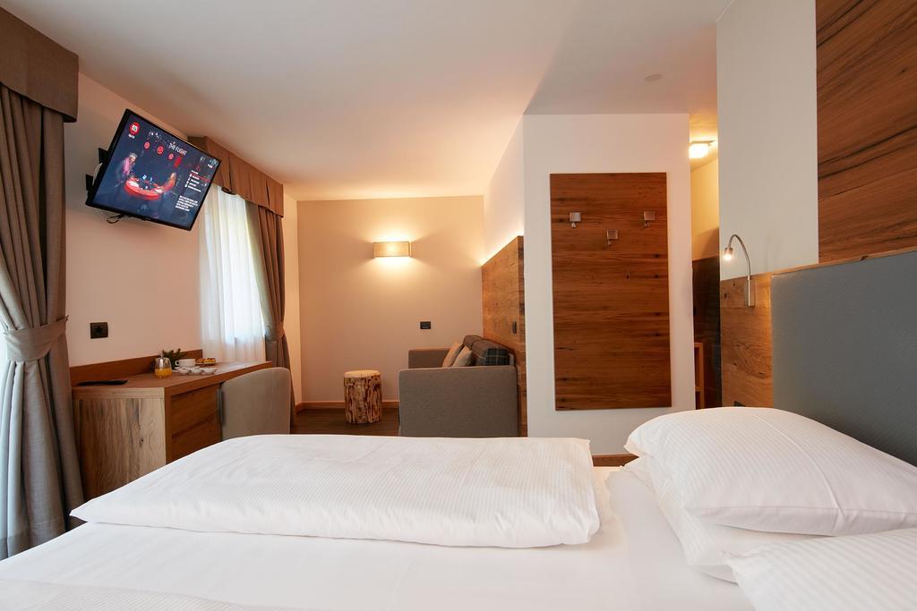 Hotel Valacia Pozza di Fassa Luaran gambar