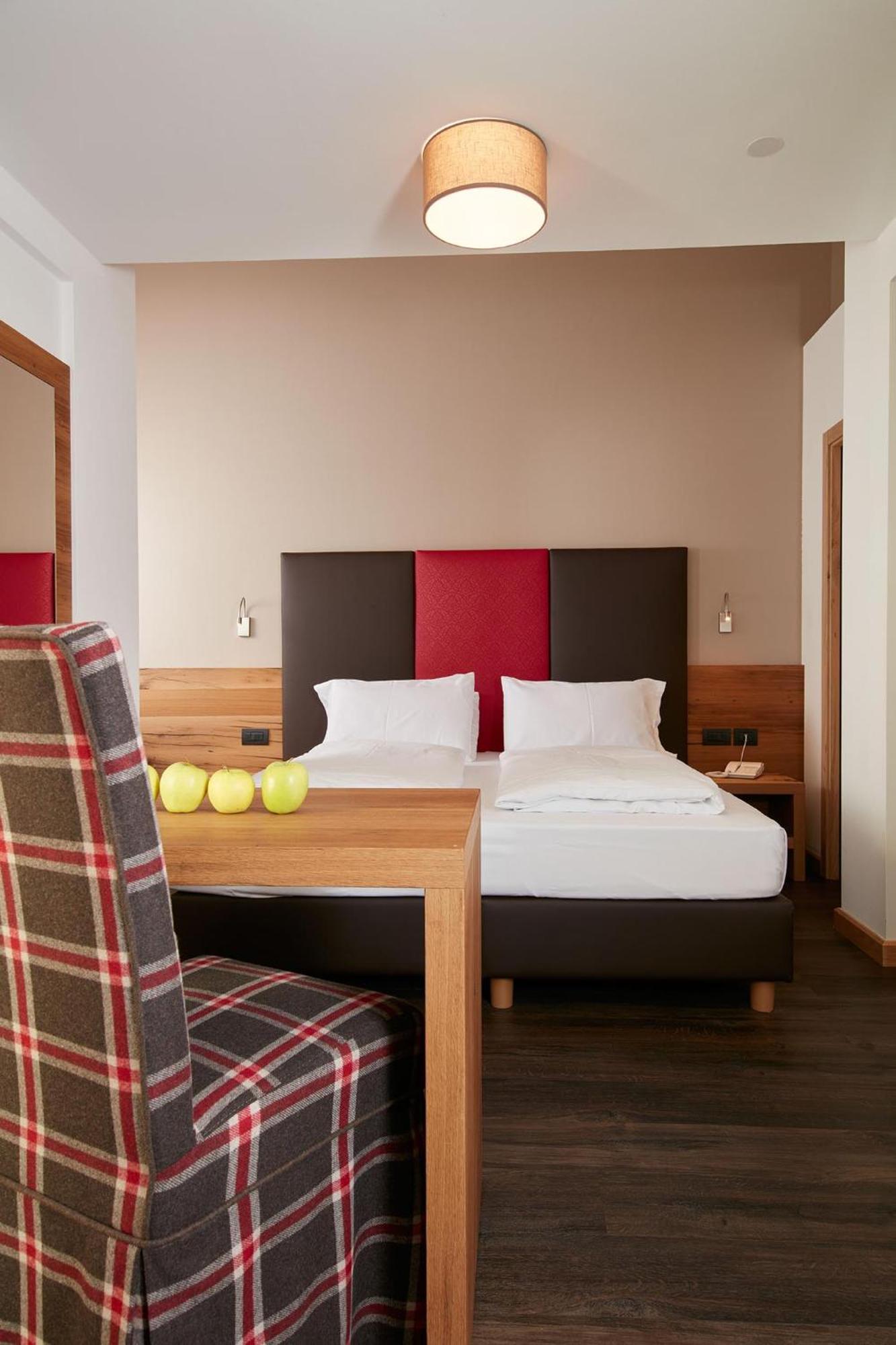 Hotel Valacia Pozza di Fassa Luaran gambar