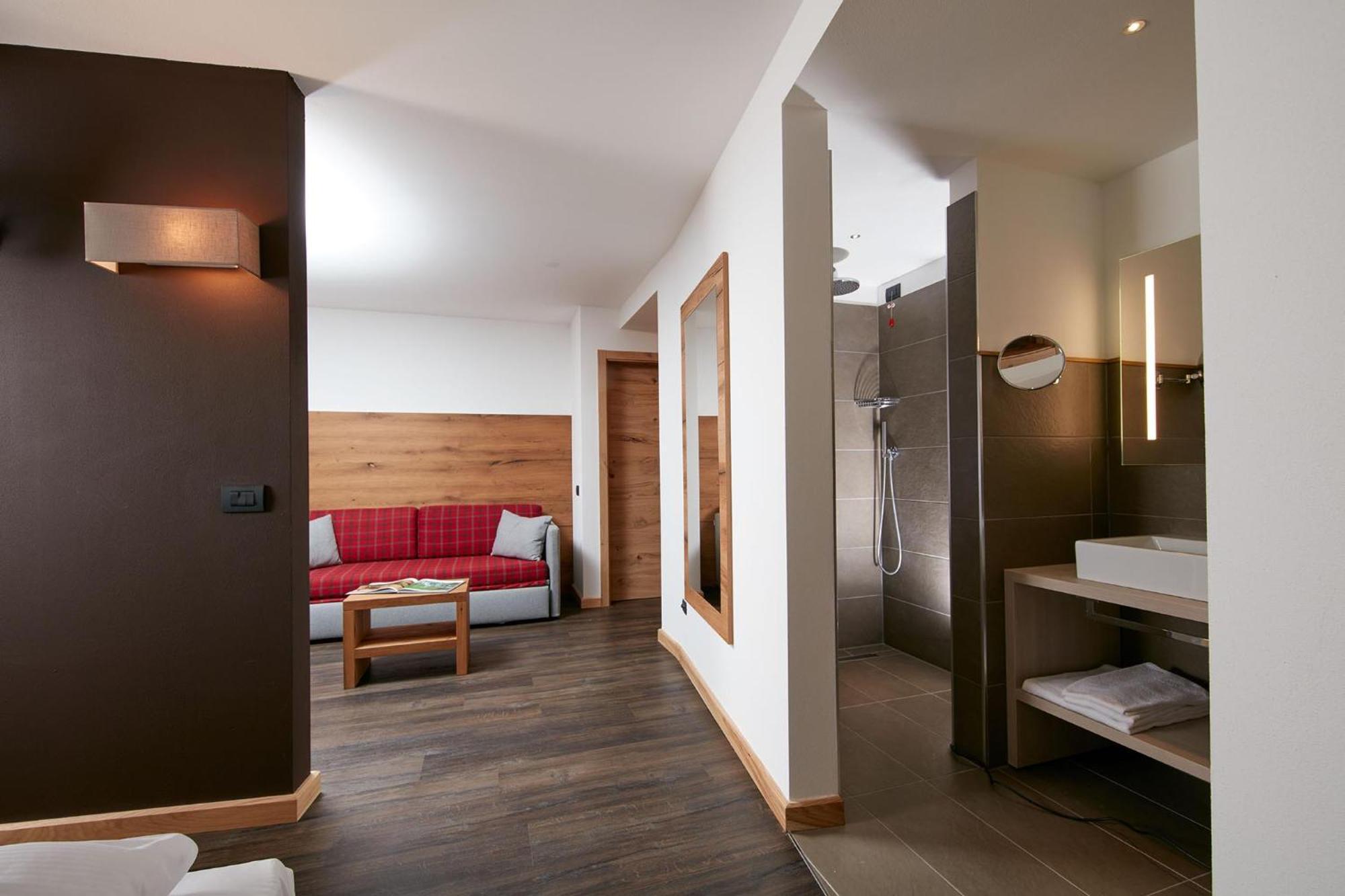 Hotel Valacia Pozza di Fassa Luaran gambar