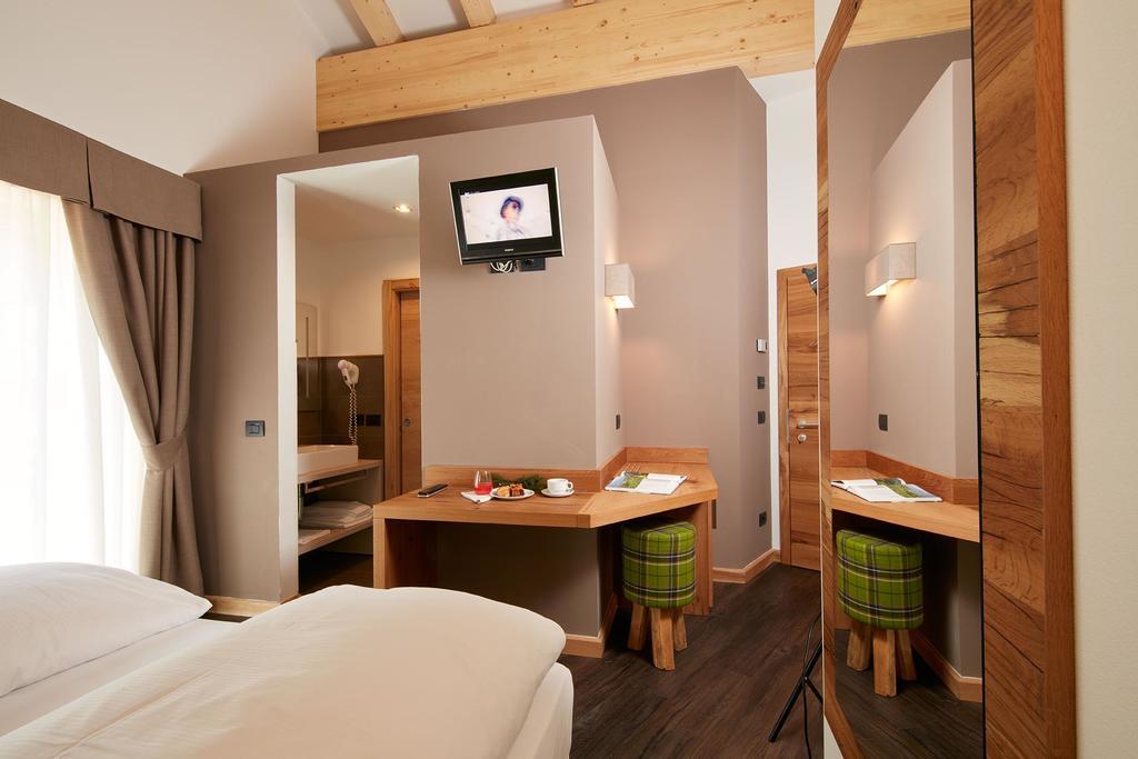 Hotel Valacia Pozza di Fassa Bilik gambar