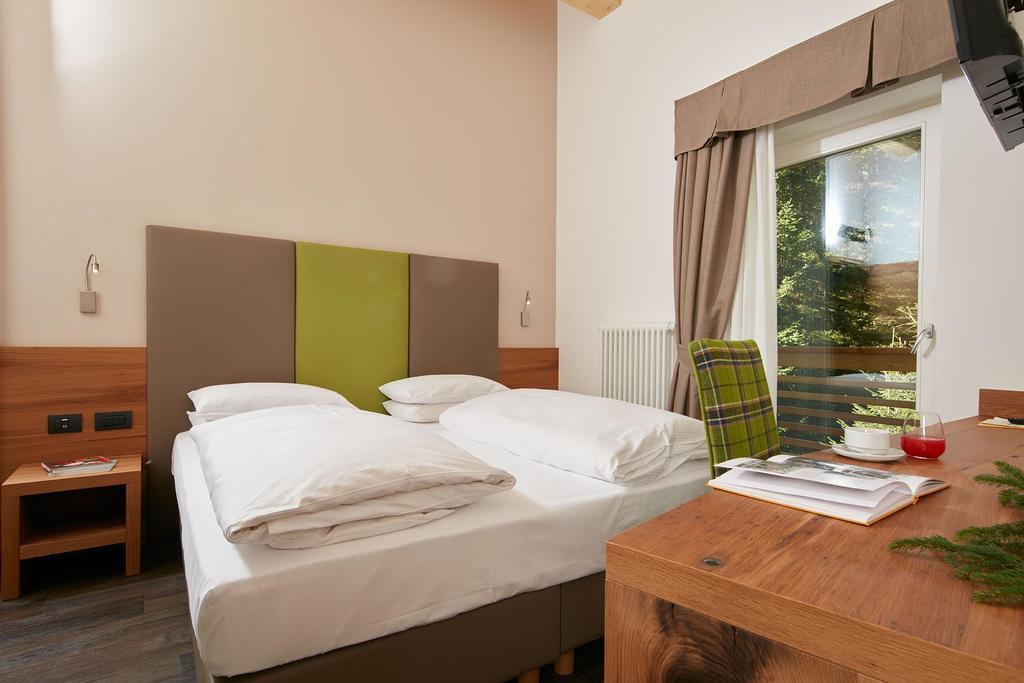 Hotel Valacia Pozza di Fassa Luaran gambar