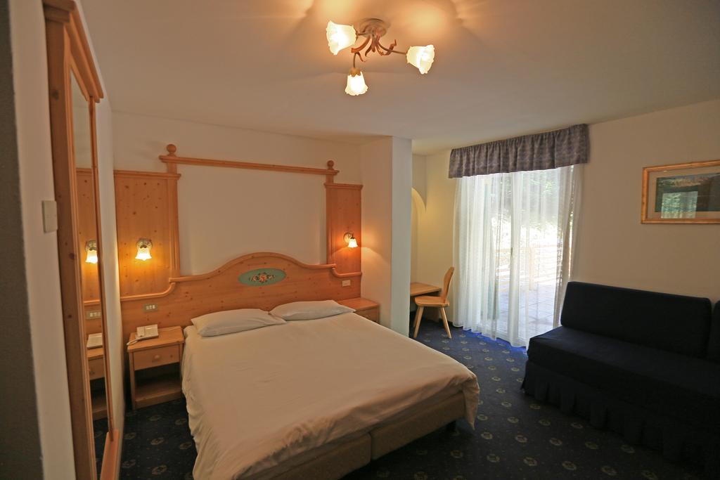 Hotel Valacia Pozza di Fassa Luaran gambar