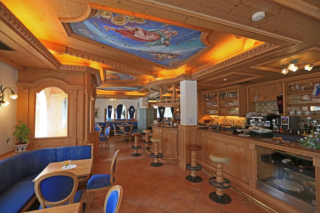 Hotel Valacia Pozza di Fassa Luaran gambar