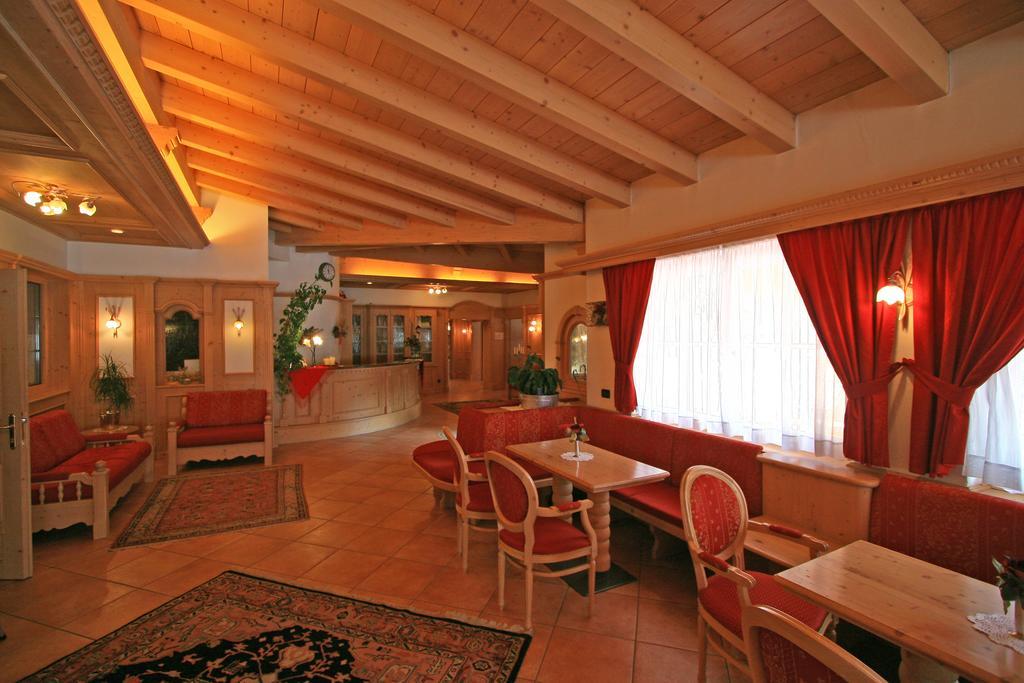 Hotel Valacia Pozza di Fassa Luaran gambar