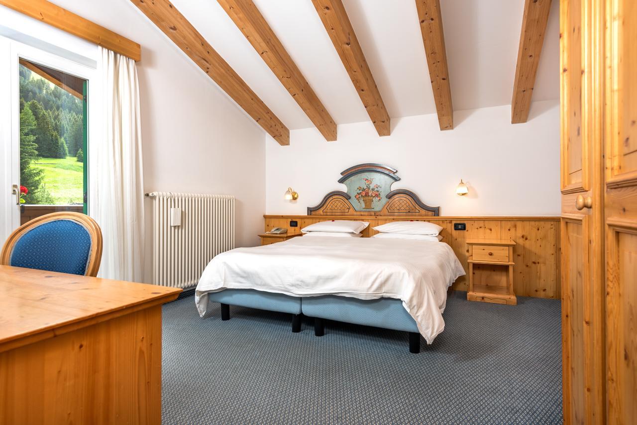 Hotel Valacia Pozza di Fassa Luaran gambar