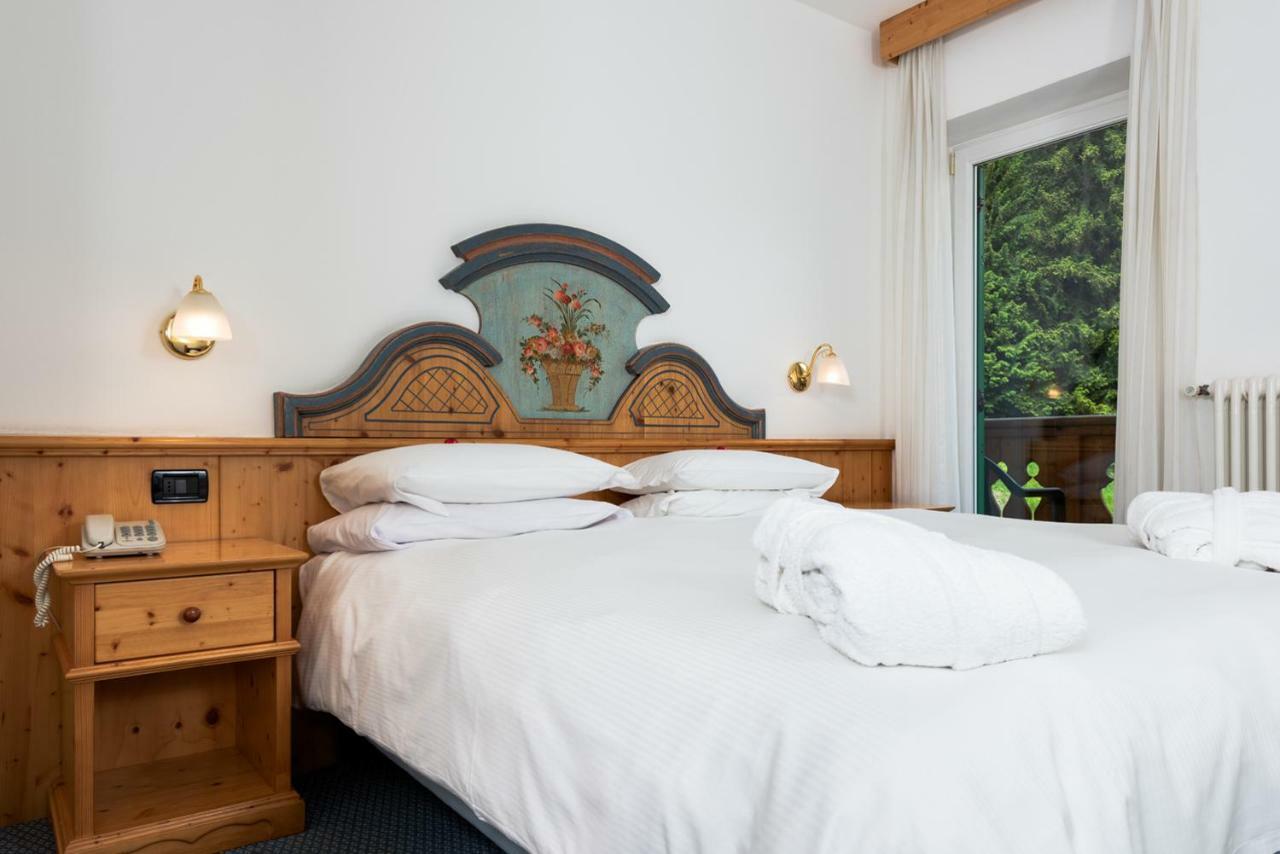Hotel Valacia Pozza di Fassa Luaran gambar