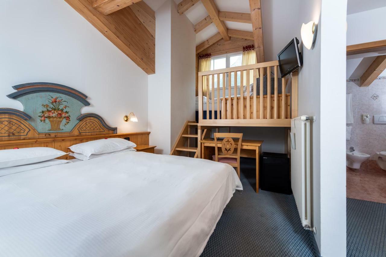 Hotel Valacia Pozza di Fassa Luaran gambar