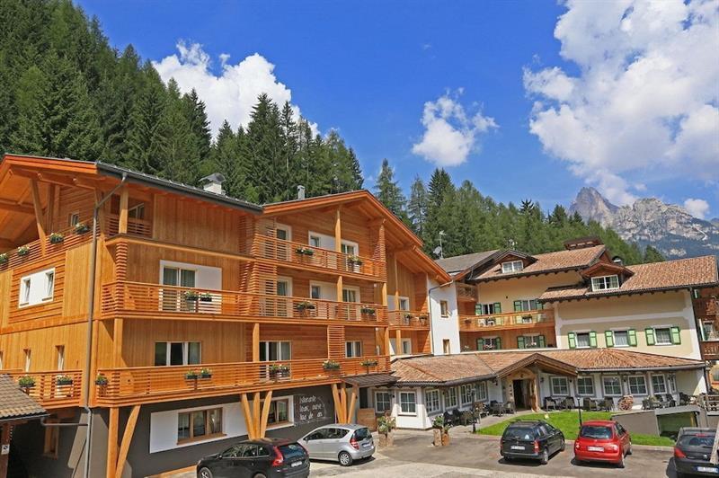 Hotel Valacia Pozza di Fassa Luaran gambar